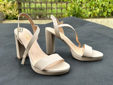 SCHUH Size 40 Cream Block Heel