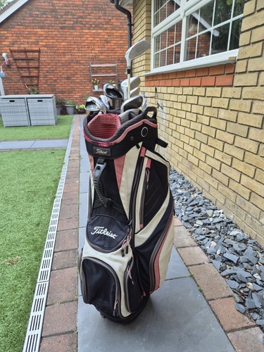 Titleist golf bag with clubs