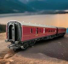 Rake of 2 Hornby 5051 2257 LMS Maroon Corridor Coach + Passengers OO Gauge