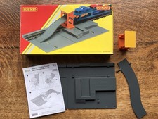 Hornby Railroad Car Unloading