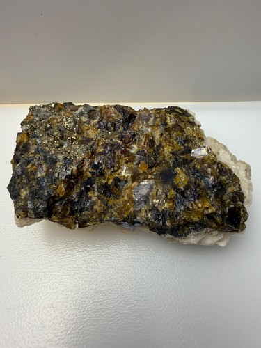 Sphalerite and barite mineral