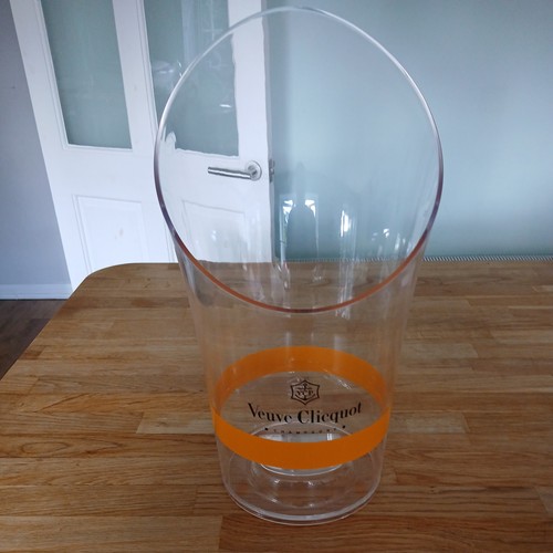 Veuve clicquot champagne - , ice