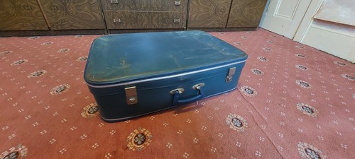 Vintage distressed suitcase - distressed,