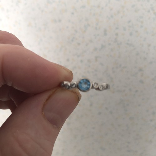 9ct white gold - white, aquamarine