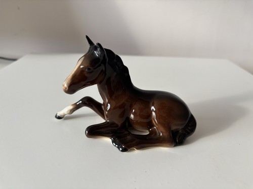 Beswick foal lying 915 - beswick,