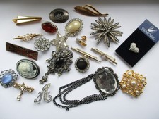 Brooches  x 20 inc Michaela