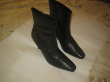 Ladies boots ‘ barratts ‘ – size 5 – black – good condition still with box
