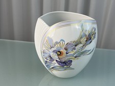 Kaiser porcelain vase, 19 cm
