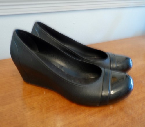 Ladies black wedge heel crocs - black,