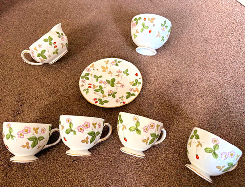 Wedgwood wild strawberry bone - wild,