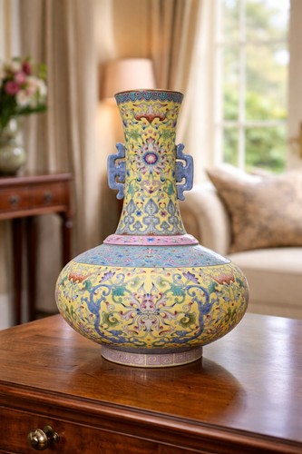 Chinese porcelain vase - , in