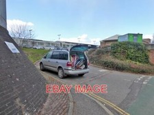 PHOTO  A LOAD OF ESTATE AGENTS