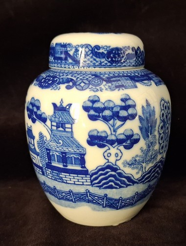 Small lidded ginger jar - ,