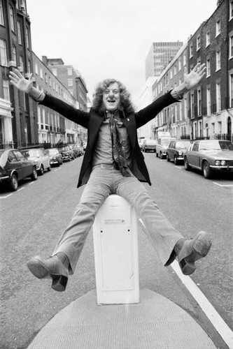 Lead singer slade noddy - singer,