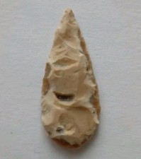 NEOLITHIC FLINT CARVED LEAF-SHAPED ARROWHEAD. STONE AGE BRITAIN 3000 B.C.