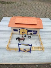 SCHLEICH 40165 WOODEN BARN ,HORSES AND KEEPERS