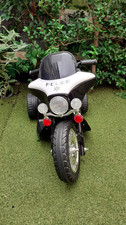 kids police electric bike for age 3 to 5. Windscreen cracked but not sharp.