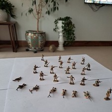 25 x British 8th Army Hand Painted Soldiers in 1 : 72 Scale