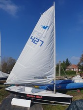 Splash sailing dinghy with