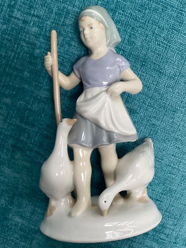 Vintage figurine goose girl - goose,