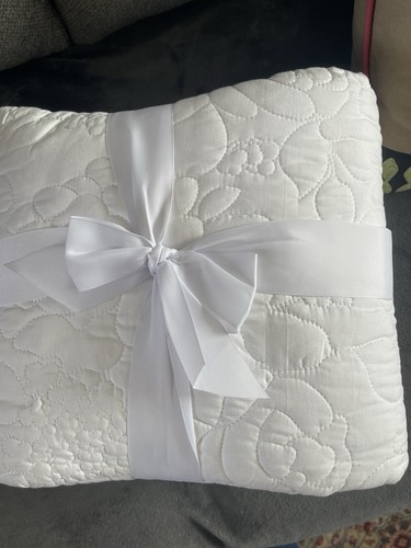 Nwt white quilted bed - white,