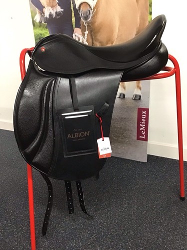 Albion dressage saddle - 17.5,