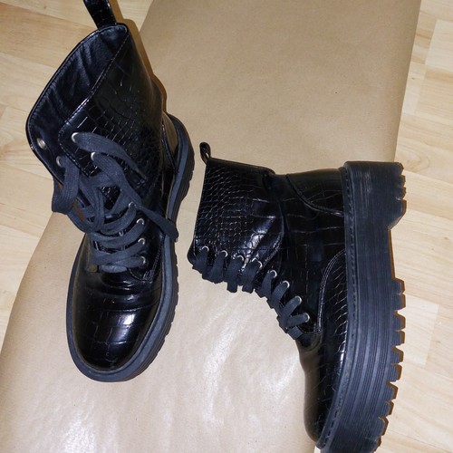 Black chunky croc patterned - black,
