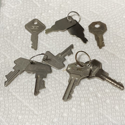 Various silver small keys - various,