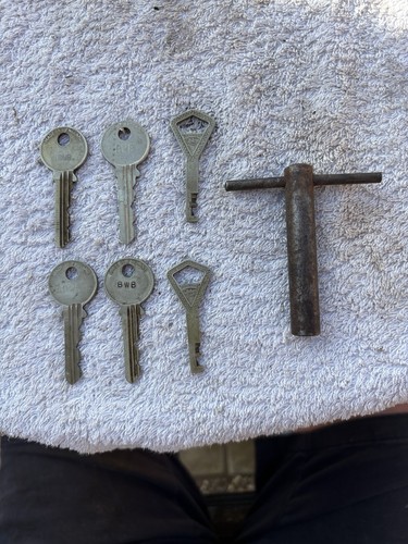Crt handcuff keys - &,