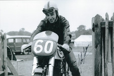 JOHN SURTEES 1934-2017  MOTOR CYCLE GP & F1 WORLD CHAMP HAND SIGNED 12x8 PHOTO