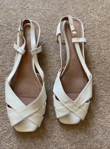Ladies white sandals next size - white,