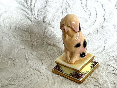 Posh pig figurine - ,
