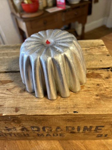Vintage round fluted aluminium - round,