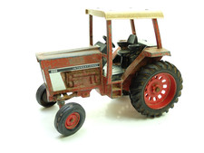 ERTL 886 INTERNATIONAL TRACTOR