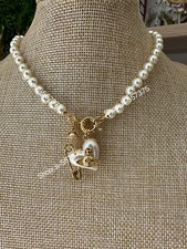 Vivienne Westwood Orbit Bas Heart Pin pearl necklace Gold Tone