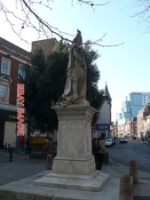 PHOTO  READING QUEEN VICTORIA