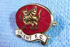 LEYTON ORIENT    VINTAGE  COFFER  LONDON  BADGE