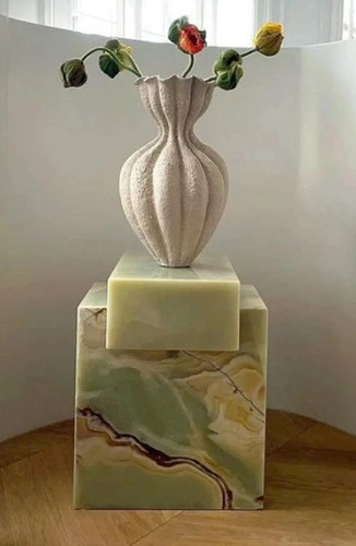 Green onyx plinth - green,