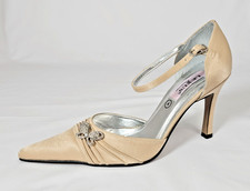 Womens Closed Toe court shoe