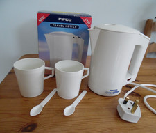 TRAVEL KETTLE "PIFCO" BOXED. TWO MUGS / SPOONS .75 LITRE.WHITE, GWO & GOOD COND.
