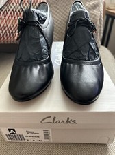 Women’s Clarks Shoes Size 8