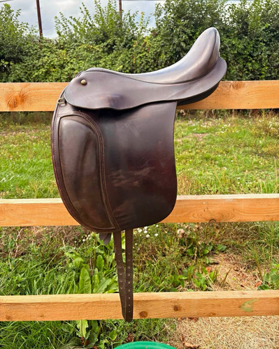 Strada dressage saddle