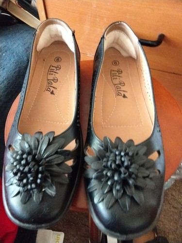 Black pili pala - black, flower
