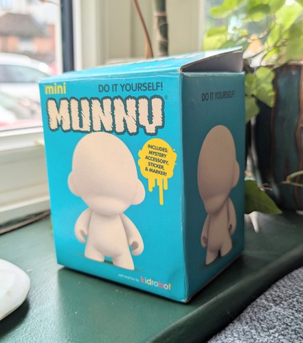 Kidrobot mini munny it - mini,