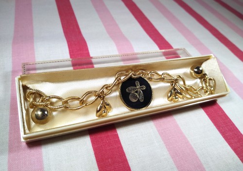 Sweet vintage 1960 gold - sweet,