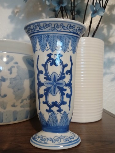 Blue and white ceramic bud - white,