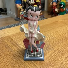 Betty Boop "Cool Breeze" figurine in a Marilyn Monroe pose New York sidewalk 