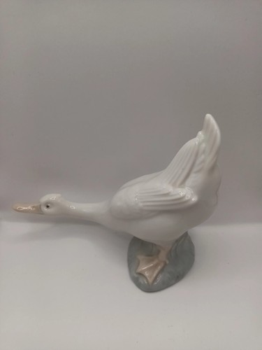 Nao lladro porcelain swan - porcelain,