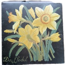 Elizabeth Bradley Botanical Garden The Daffodil Tapestry Chart. and Wool Card.