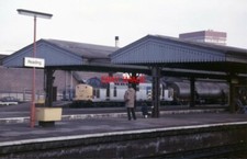 PHOTO  CLASS 37 37707 ON AN OIL TANK TRAIN PASSES READING ON 30 DEC 1988